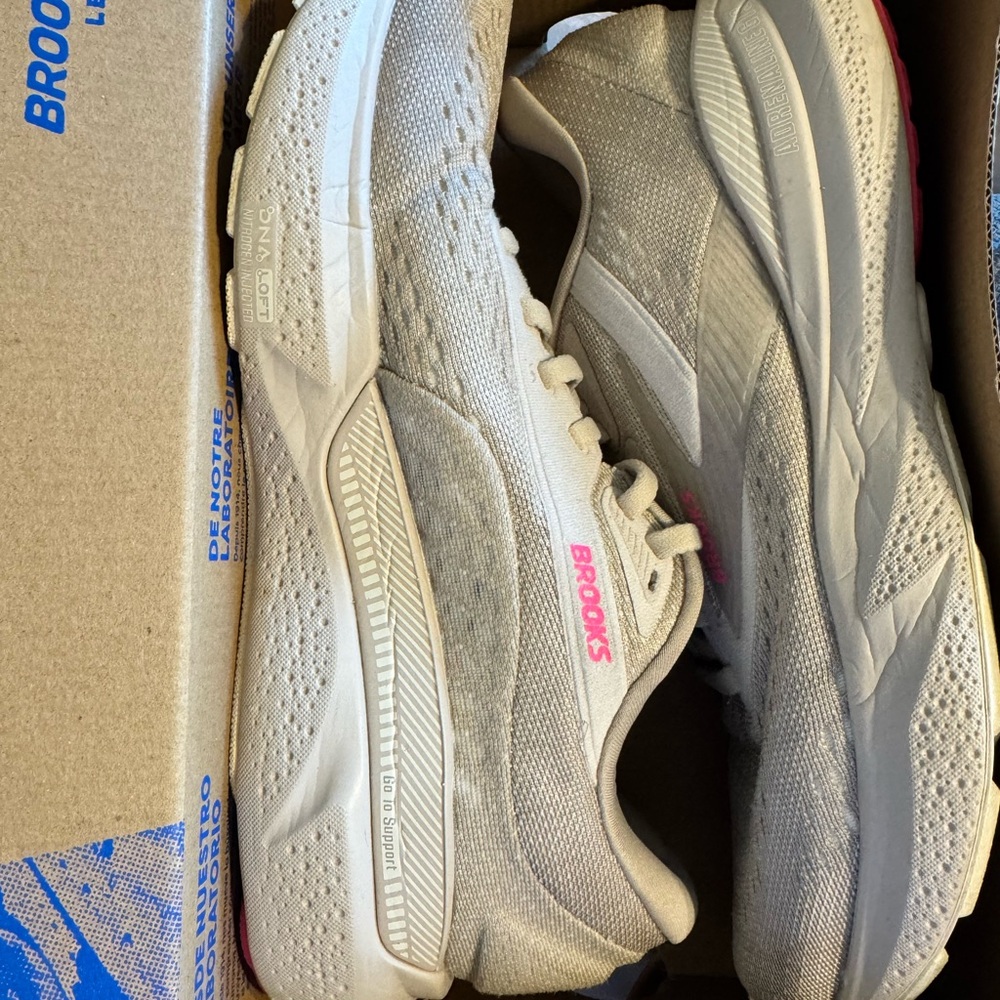 Brooks Adrenaline GTS 24 Gray Running Shoes with Pink Accent